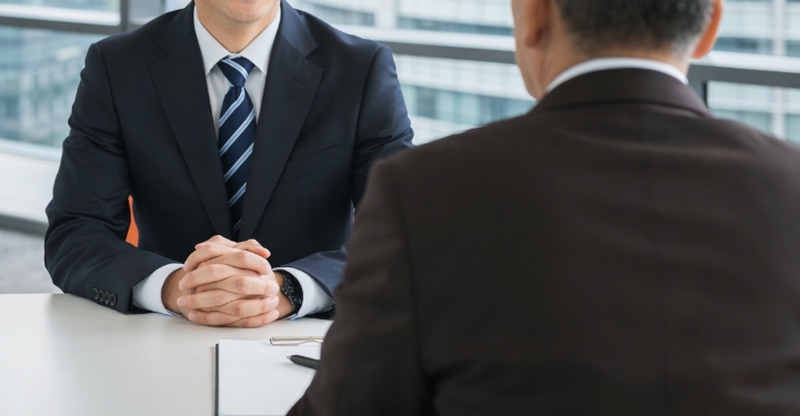 オフィスで相談にのるコンサルタント