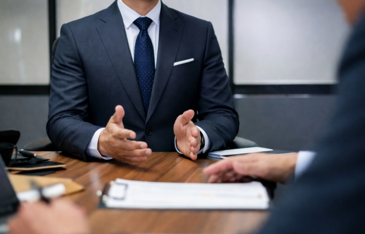 事業承継のサービスについて説明をするコンサルタント