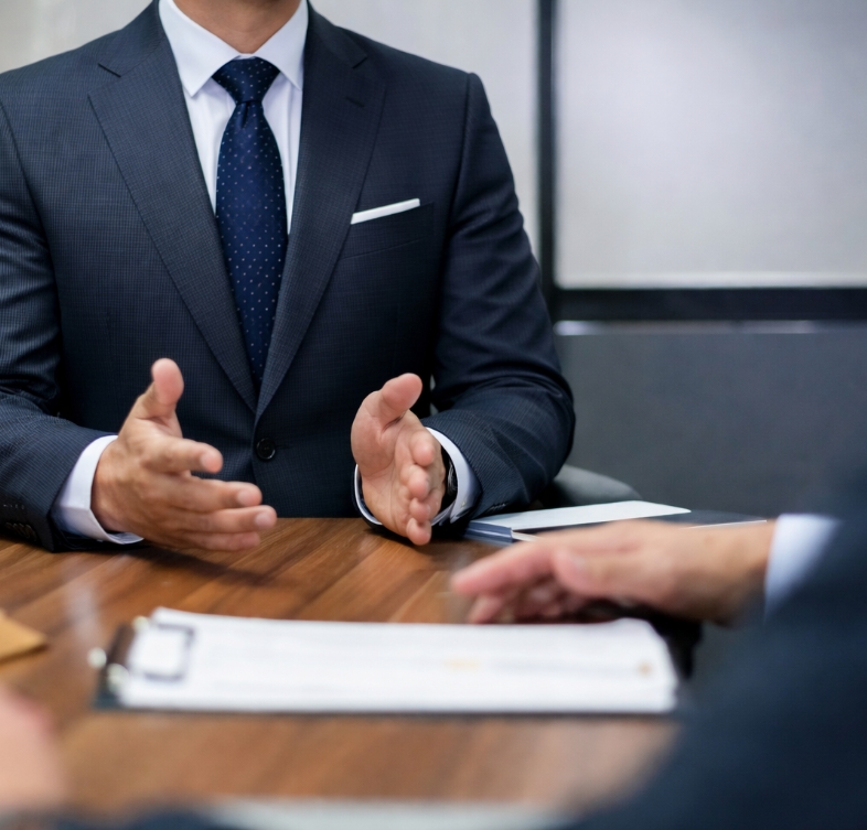 事業承継について説明をするコンサルタント