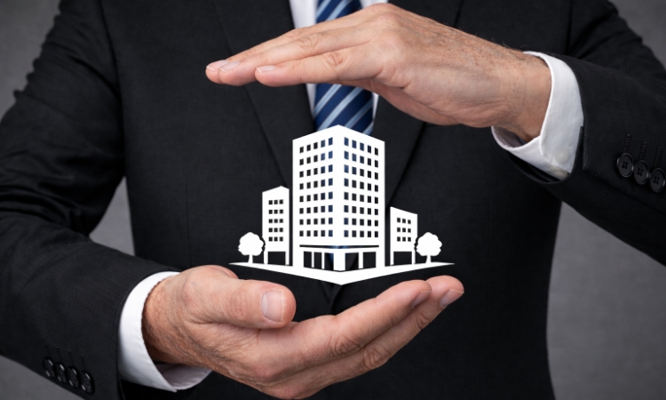 スーツを着た男た男性が、会社のイラストを持っている